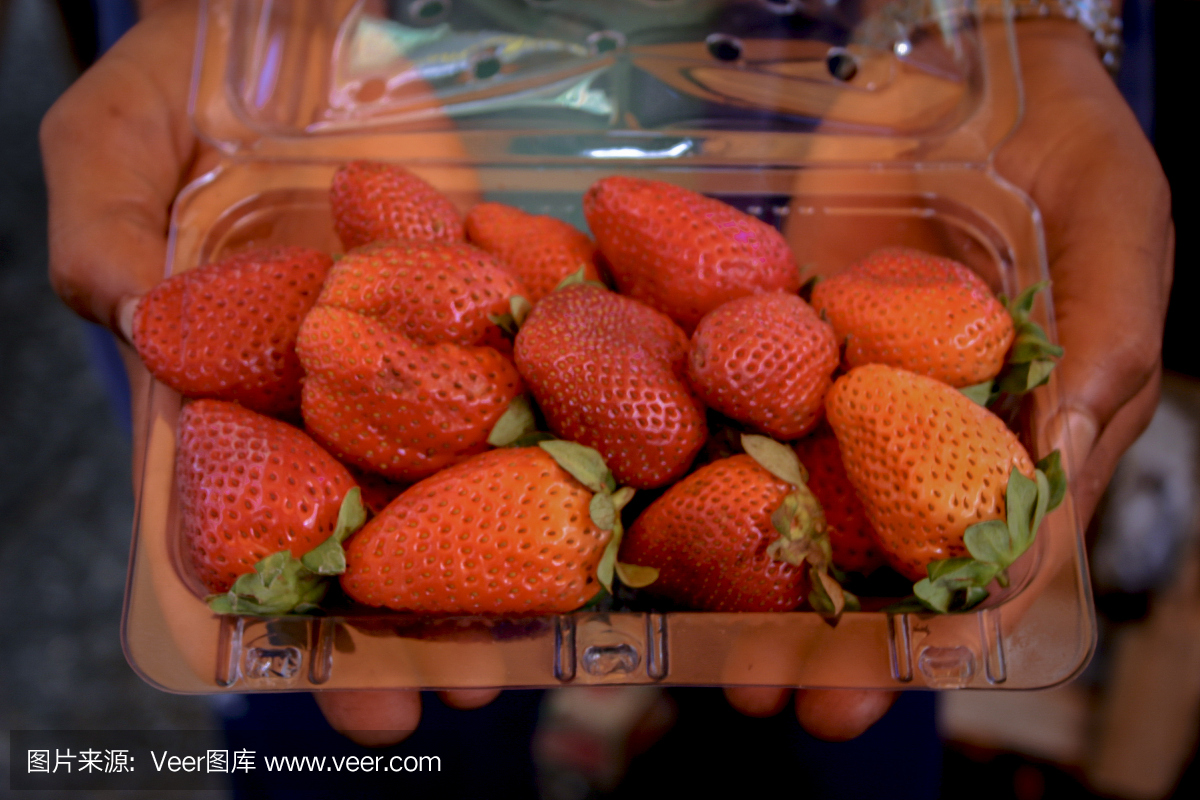 草莓的盒子