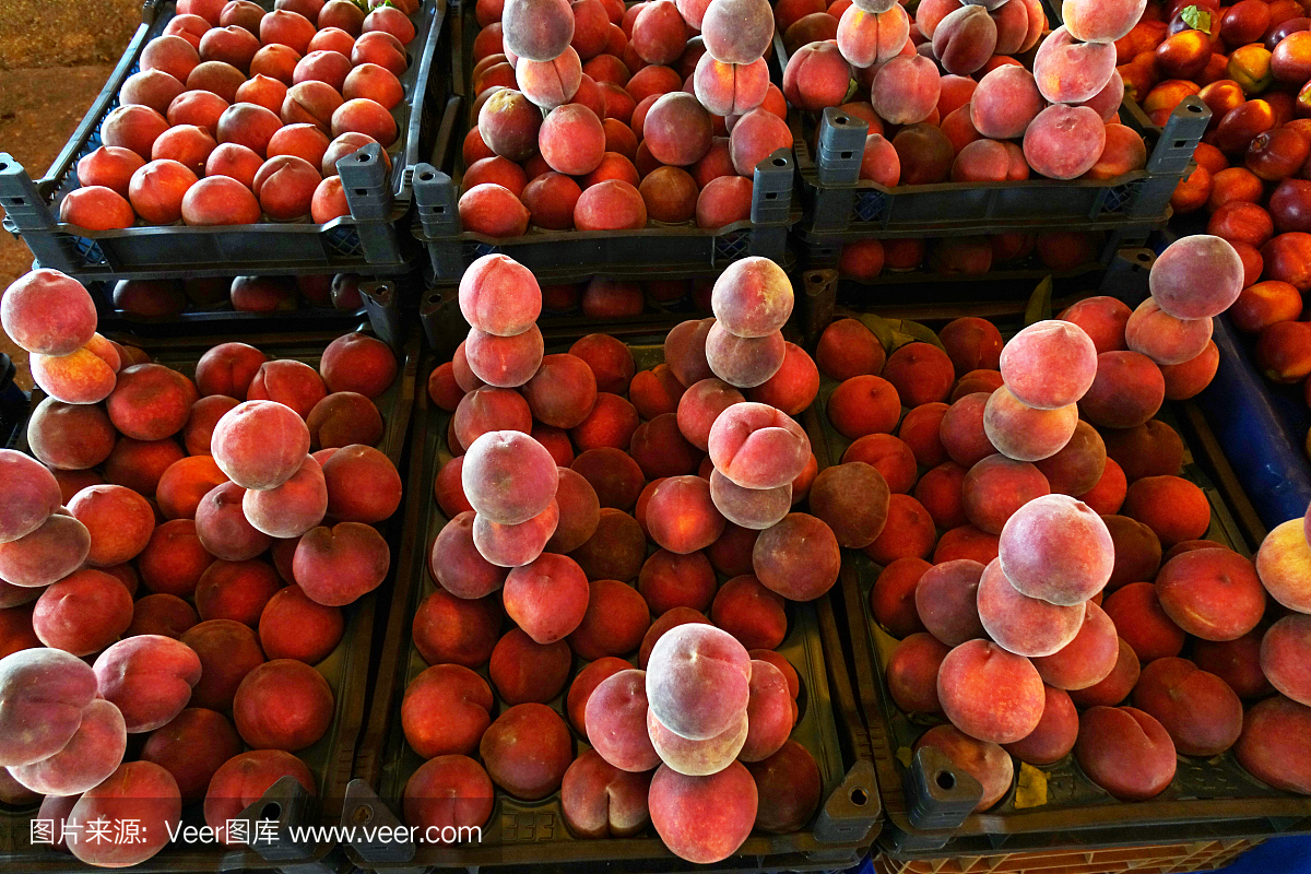 柜台上的桃子和油桃是杂货店出售的。